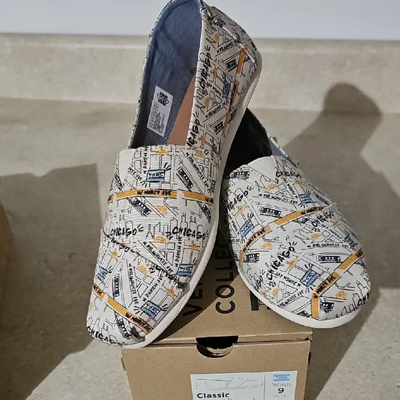 Toms Chicago Map Classic Natural Canvas Slip-Ons - Picture 1 of 5